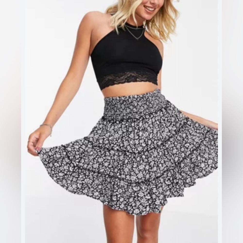 American Eagle Black with Purple Flowers Floral Print Skirt Size Medium